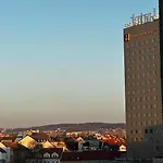 Orange S Parkovacim Mistem V Centru Mesta