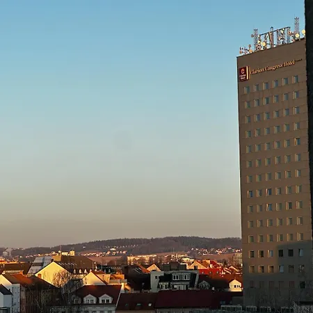 Orange S Parkovacim Mistem V Centru Mesta