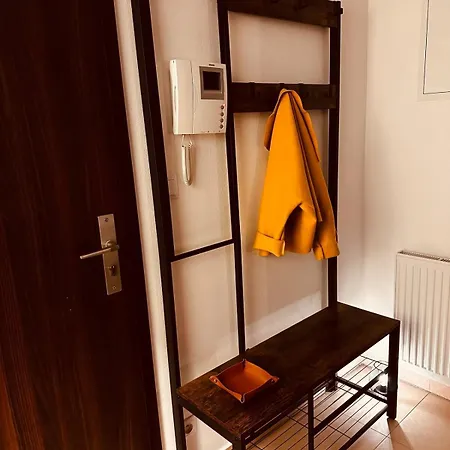 Orange S Parkovacim Mistem V Centru Mesta Ceske Budejovice