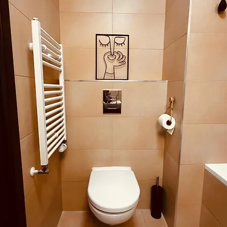 Orange S Parkovacim Mistem V Centru Mesta *