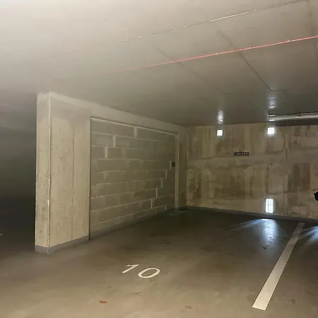 Orange S Parkovacim Mistem V Centru Mesta *