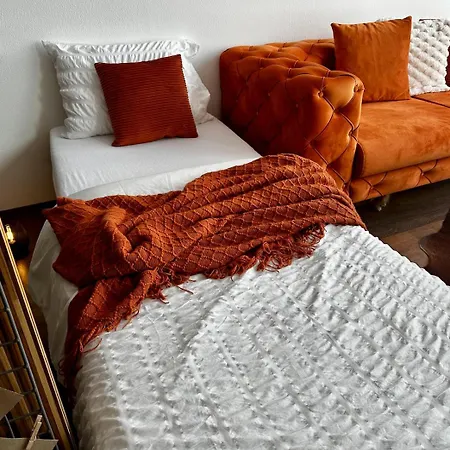 Orange S Parkovacim Mistem V Centru Mesta Apartment