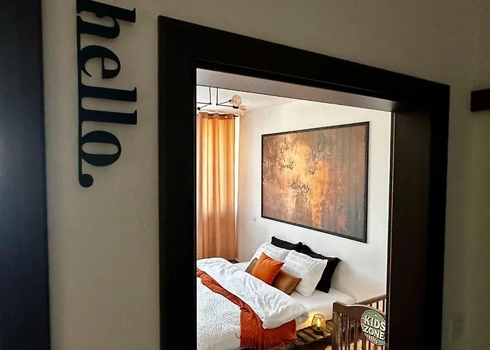 Orange S Parkovacim Mistem V Centru Mesta * Czeskie Budziejowice