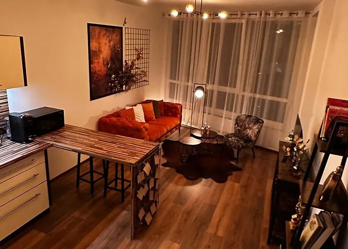 Orange S Parkovacim Mistem V Centru Mesta * 체스케부데요비체